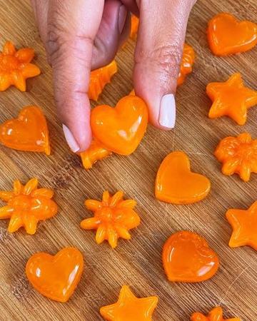 Gummies de laranja em formato de coração e flor