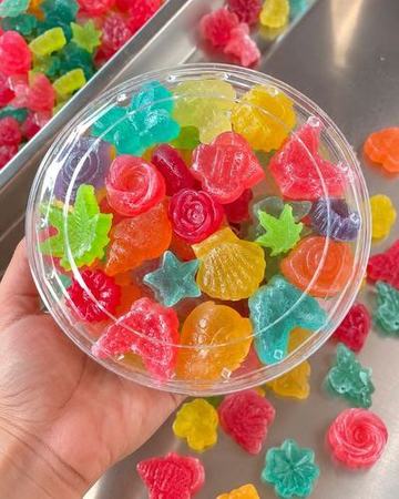 Pote de gummies coloridas