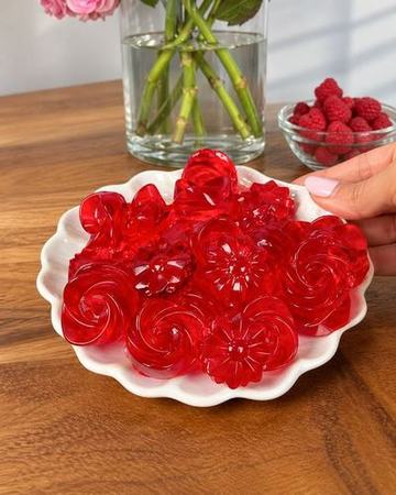 Gummies vermelhas em formato de rosa