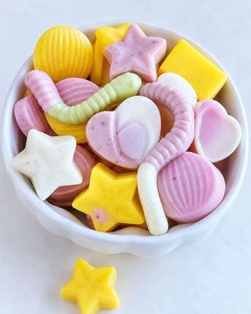 Gummies cremosas em formato de estrela e coração